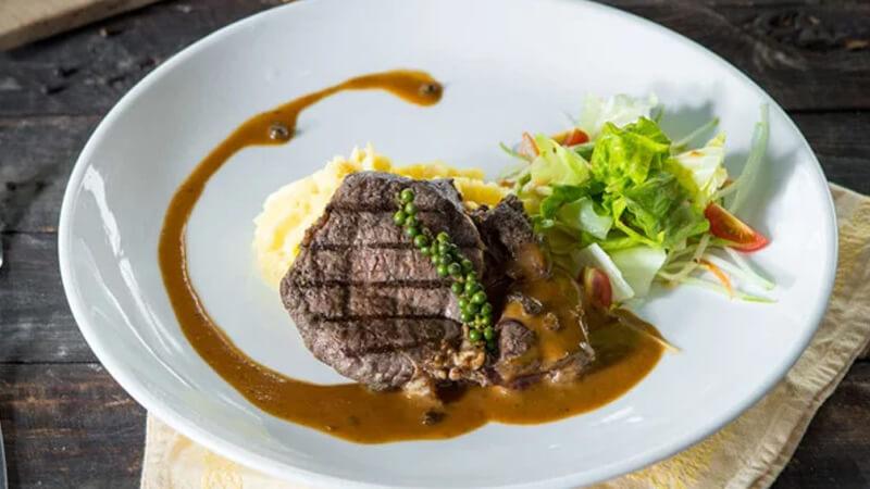 Hướng dẫn làm bò bít tết sốt tiêu xanh với nước sốt cay nồng, đậm đà hương vị
