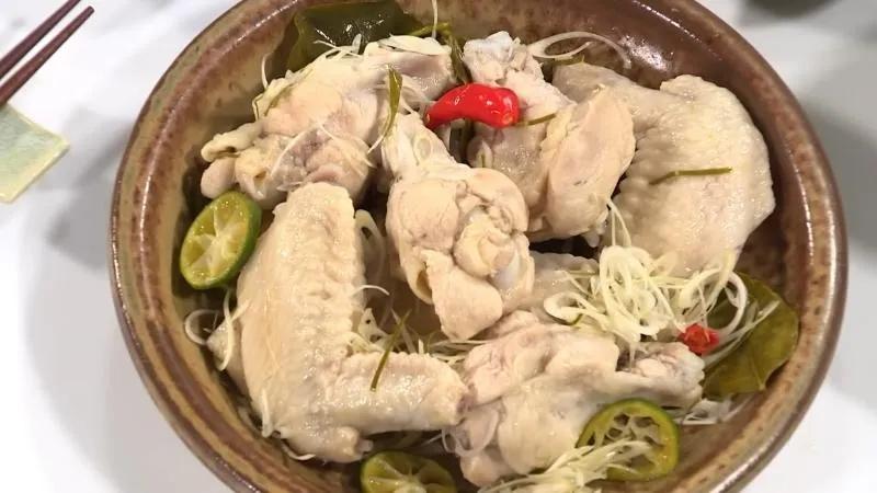 Khám phá công thức cánh gà ngâm sả tắc với hương vị chua ngọt độc đáo, chắc chắn sẽ làm bạn phải ngạc nhiên trước sự kết hợp hoàn hảo này.