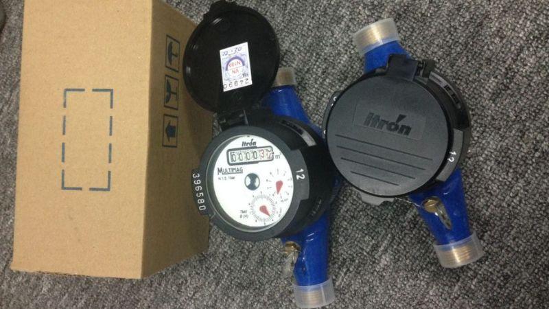 Hướng dẫn chi tiết cách đọc đồng hồ nước một cách dễ hiểu và đơn giản, giúp bạn dễ dàng theo dõi và tính toán hóa đơn nước hàng tháng một cách chính xác.