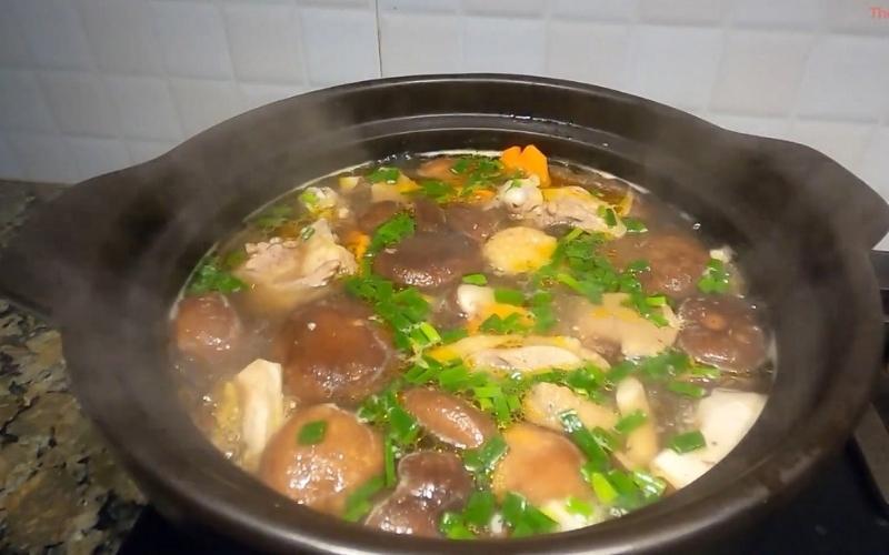 Khám phá cách chế biến canh gà nấm hương đậm đà, giàu dưỡng chất, mang đến hương vị tuyệt hảo cho bữa ăn gia đình.