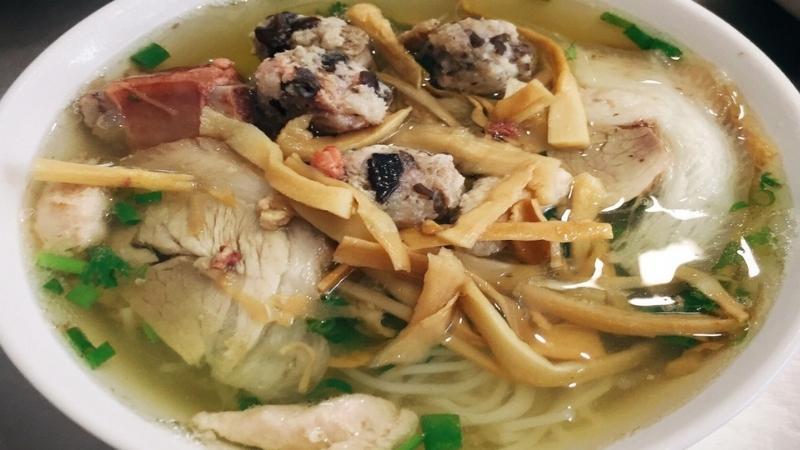 Khám phá 30 quán ăn nổi tiếng và được yêu thích nhất tại quận Hoàn Kiếm, nơi luôn đông đúc khách địa phương và du khách. Đây là những địa điểm ẩm thực không thể bỏ qua với hương vị tuyệt vời và không gian hấp dẫn.