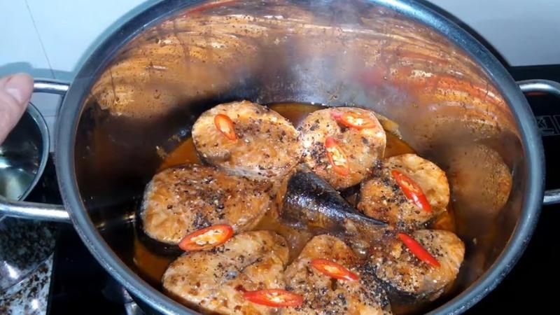 Khám phá công thức cá nhồng kho tộ thơm ngon, đậm đà hương vị ngay tại căn bếp của bạn.