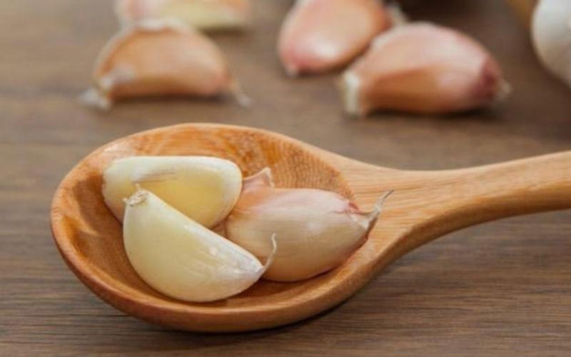 Cách loại bỏ mùi tỏi trong hơi thở mà không cần đánh răng
