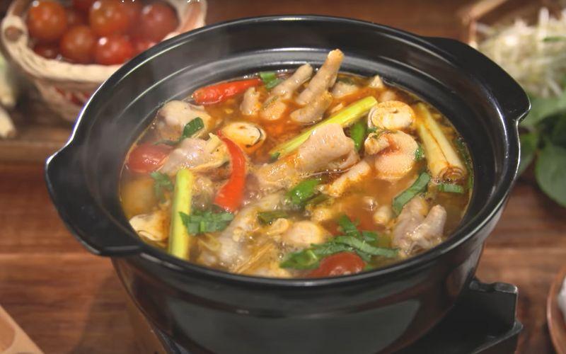 Lẩu kim chi kết hợp cùng chân gà dai giòn sần sật, vị chua cay đậm đà, sẽ khiến bạn không thể rời mắt khỏi món ăn đầy hấp dẫn này.
