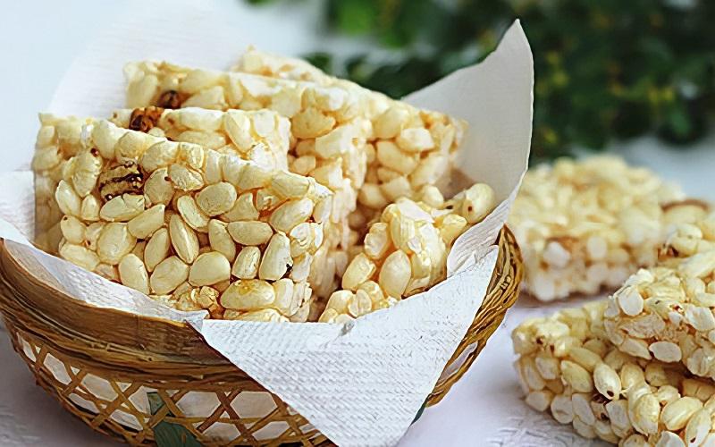 100g bánh cốm gạo chứa bao nhiêu calo? Ăn bánh cốm gạo có làm tăng cân không?