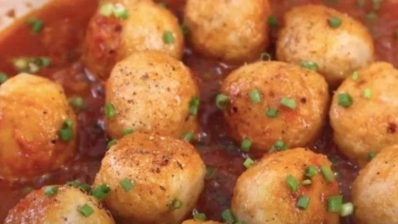 Cá viên sốt cà chua, món ăn khiến bạn sẽ chẳng muốn dùng đũa nữa sau khi thưởng thức lần đầu tiên, sự kết hợp tuyệt vời giữa vị ngọt, chua và đậm đà của món ăn.