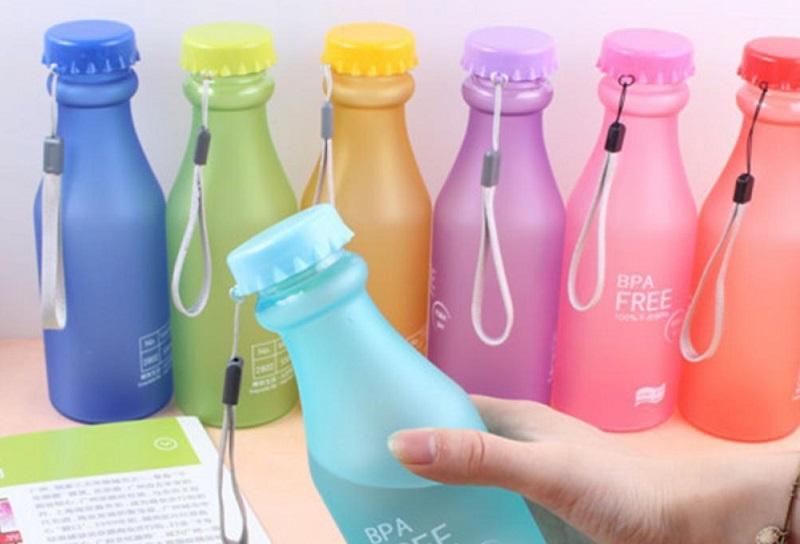 Lựa chọn giữa bình nước nhựa và thủy tinh: loại nào thật sự tốt hơn?