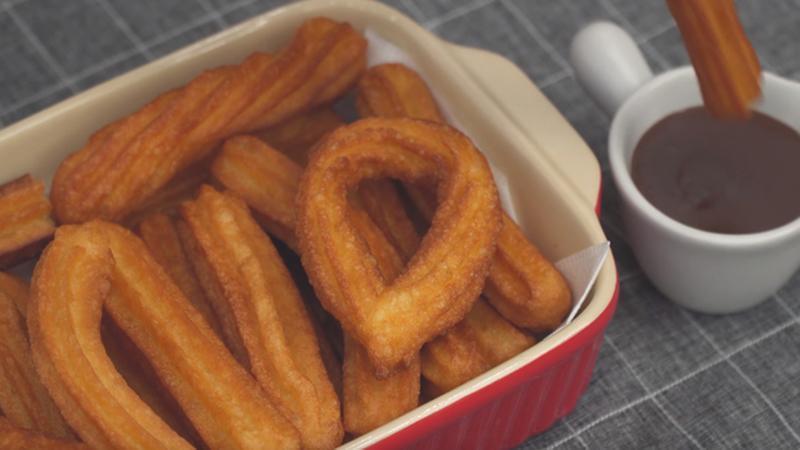 Hướng dẫn cách chế biến churros Tây Ban Nha chấm socola ngọt ngào tại nhà, đơn giản mà hấp dẫn, giúp bạn tạo nên món ăn vặt tuyệt vời cho mọi lúc.