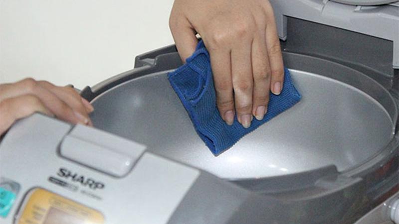 Việc làm sạch đáy nồi cơm điện không chỉ giúp tăng tuổi thọ mà còn duy trì hiệu suất làm việc của nồi, giúp bạn thưởng thức những bữa cơm ngon miệng hơn.