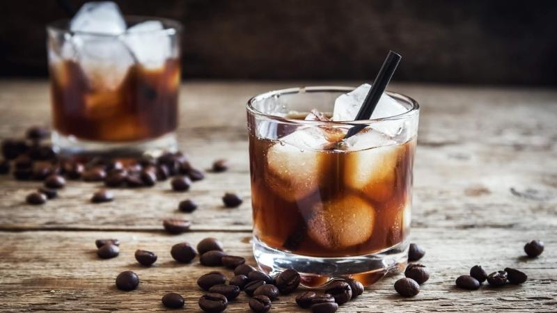 Khám phá công thức pha chế Black Russian cocktail đậm đà, chuẩn vị Nga