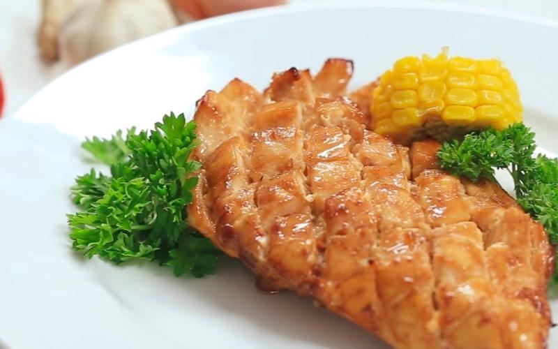 Công thức ức gà sốt mật ong không chỉ thơm ngon mà còn hỗ trợ duy trì vóc dáng mà không lo tăng cân.