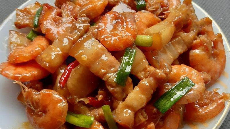 Chỉ cần 20 phút, bạn đã có thể thưởng thức một nồi thịt kho tôm thơm ngon cho bữa tối đầm ấm.