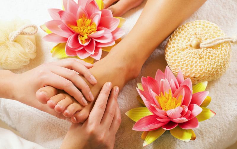 Lợi ích của việc ngâm chân với nước muối? Những lưu ý quan trọng cần biết