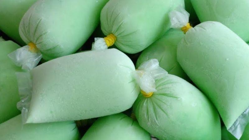 Chỉ cần 10 phút, bạn sẽ có ngay hàng chục bịch kem sâm dứa sữa béo ngậy, ngon tuyệt để thưởng thức suốt cả tuần. Món ăn vặt hoàn hảo cho những ngày nắng nóng!