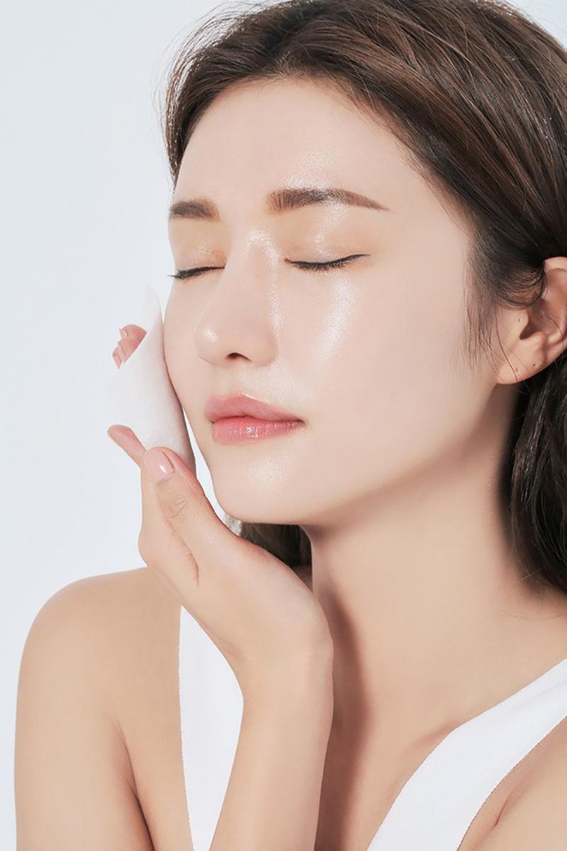Làn da căng bóng tựa sương, một bí quyết trang điểm giúp vẻ ngoài bạn luôn tươi mới và rạng ngời, với làn da mềm mại và khỏe mạnh.