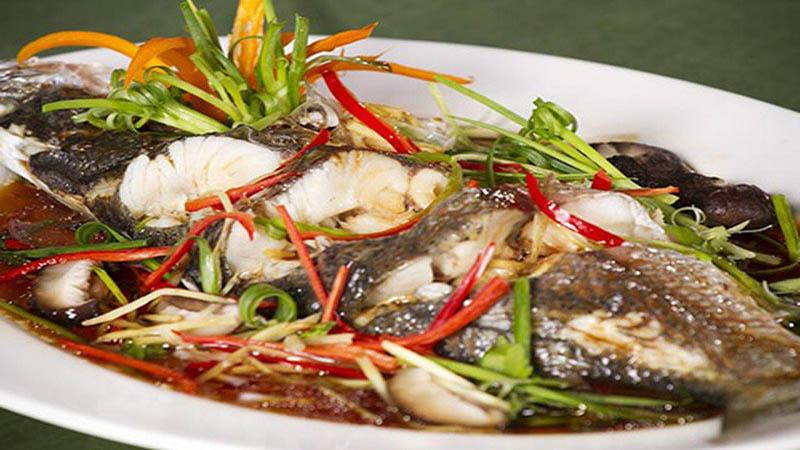 Khám phá bí quyết chế biến món cá trắm hấp bia, vừa thơm ngon lại bổ dưỡng, giúp bạn làm mới thực đơn cuối tuần đầy hấp dẫn.