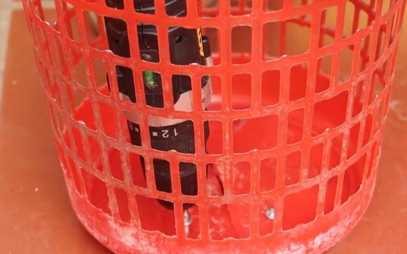 Với một chiếc giỏ nhựa cũ, bạn có thể dễ dàng trồng hành lá quanh năm, không chỉ tiết kiệm mà còn mang lại nguồn nguyên liệu tươi ngon cho bữa ăn gia đình.