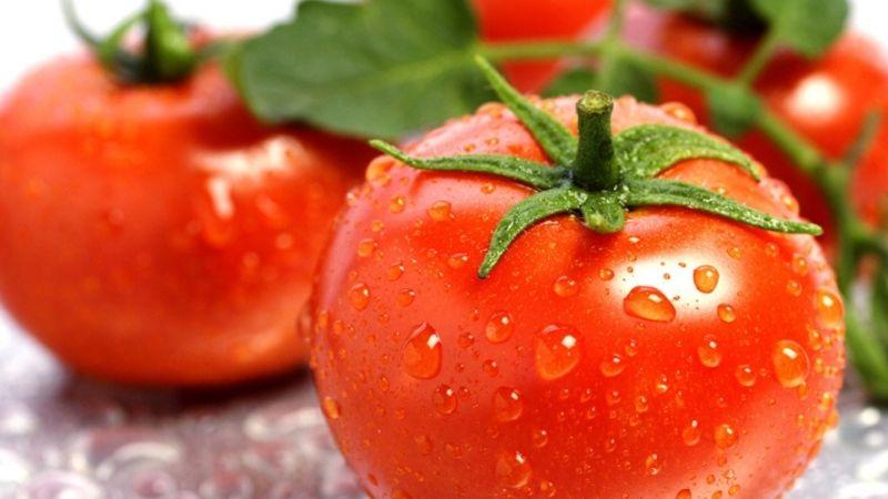 Cách làm môi hồng tự nhiên từ cà chua, phương pháp đơn giản giúp bạn có làn môi căng mịn và tươi sáng.