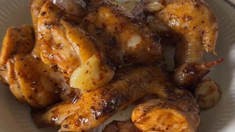 Cánh gà kho tiêu, hương thơm nồng nàn, vị cay nhẹ, đậm đà, là món ăn hoàn hảo khiến bữa cơm thêm phần hấp dẫn.
