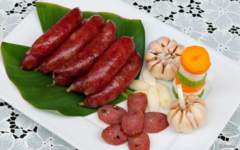 Khám phá hai cách chế biến lạp xưởng thơm ngon, an toàn ngay tại nhà, để bạn có thể thưởng thức món ăn này trong không khí Tết đầy đầm ấm.