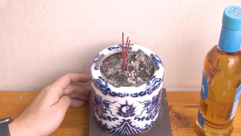 Khám phá cách tỉa chân nhang chuẩn mực, đảm bảo không vi phạm phong thuỷ và thu hút tài lộc vào nhà.