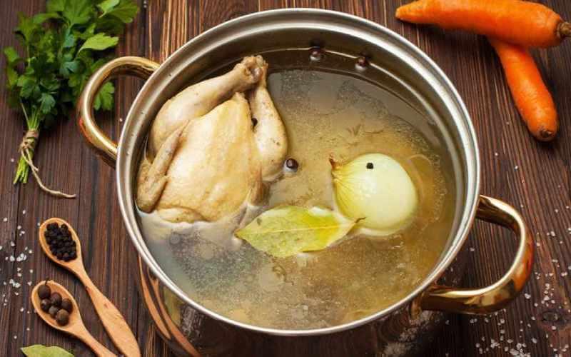 Làm sao để bảo quản thịt gà luộc trong tủ lạnh lâu mà vẫn giữ được chất lượng?