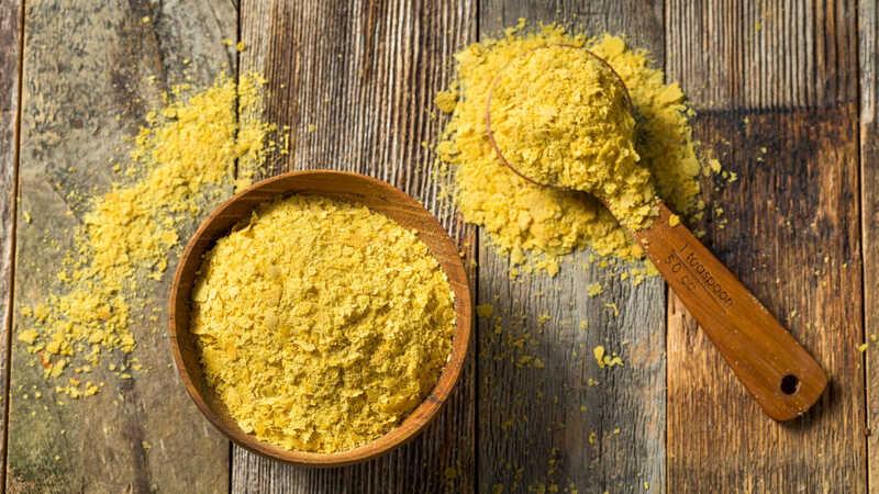 Nutritional yeast là gì? Và tại sao men dinh dưỡng lại có tác dụng tuyệt vời đối với sức khỏe của chúng ta?