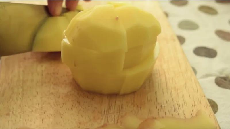 Khám phá cách làm salad khoai tây kiểu Nhật với hương vị mềm mại và ngọt ngào đầy hấp dẫn.