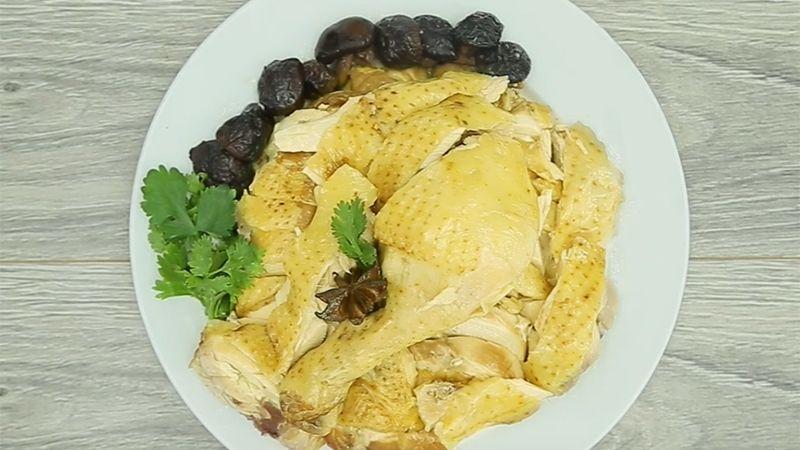 Món gà hầm tuyệt hảo của mẹ, thịt mềm mịn, đậm đà hương thơm khiến ai cũng phải yêu thích.