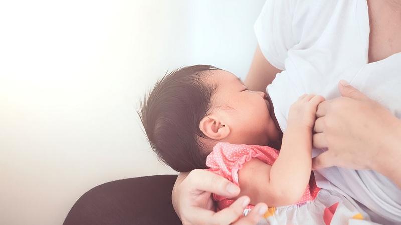Những sai lầm của mẹ khiến trẻ chỉ bú sữa khi ngủ, dẫn đến tình trạng biếng ăn ngày càng trầm trọng