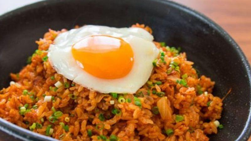 Khám phá cách chế biến cơm chiên tôm kim chi thơm ngon, hấp dẫn, mang đến hương vị mới lạ cho bữa ăn của bạn.
