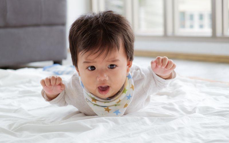 Bé mấy tháng bắt đầu biết trườn? Hướng dẫn các phương pháp giúp bé trườn hiệu quả.
