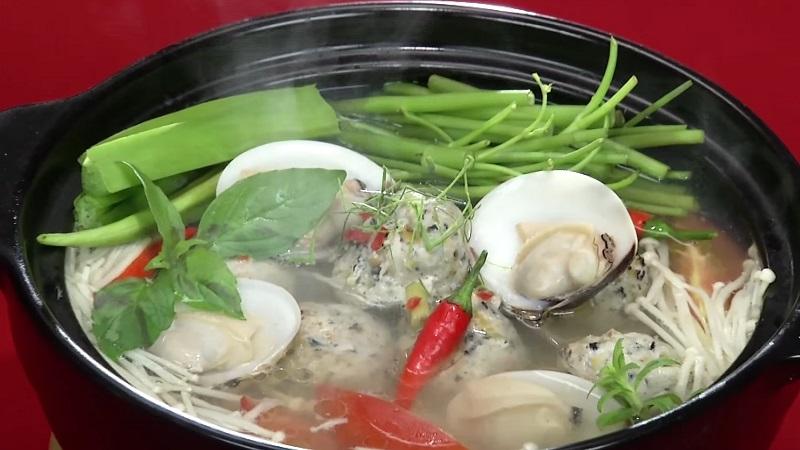 Cuối tuần thêm phần ấm áp với món lẩu ốc thả ngọt thanh, thơm ngon, khiến bụng bạn cảm thấy thật dễ chịu.