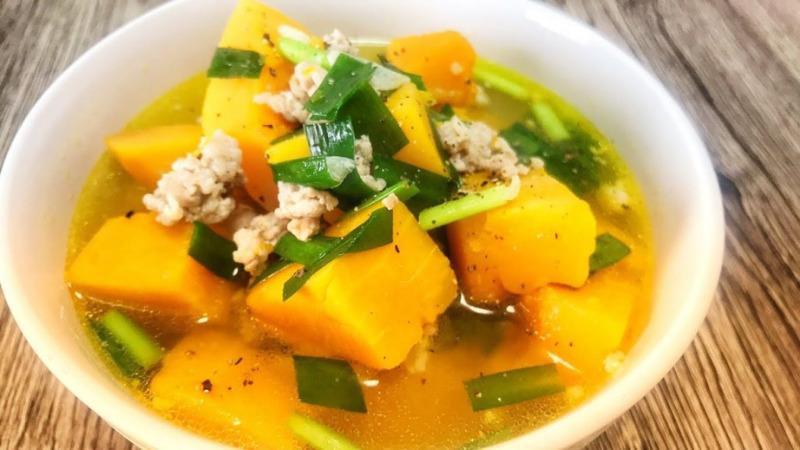 Món canh bí đỏ thịt bằm và thịt viên vừa thanh mát vừa bổ dưỡng, mang đến hương vị thơm ngon khó cưỡng.
