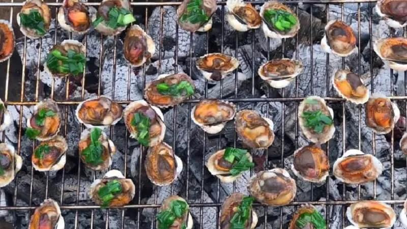 Hướng dẫn cách chế biến sò huyết nướng mỡ hành ngon tuyệt, lý tưởng làm mồi nhậu, khiến ai cũng phải mê mẩn.