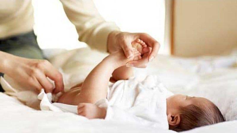 Tại sao nước tiểu của trẻ sơ sinh lại có màu hồng và liệu điều này có gây nguy hiểm không?