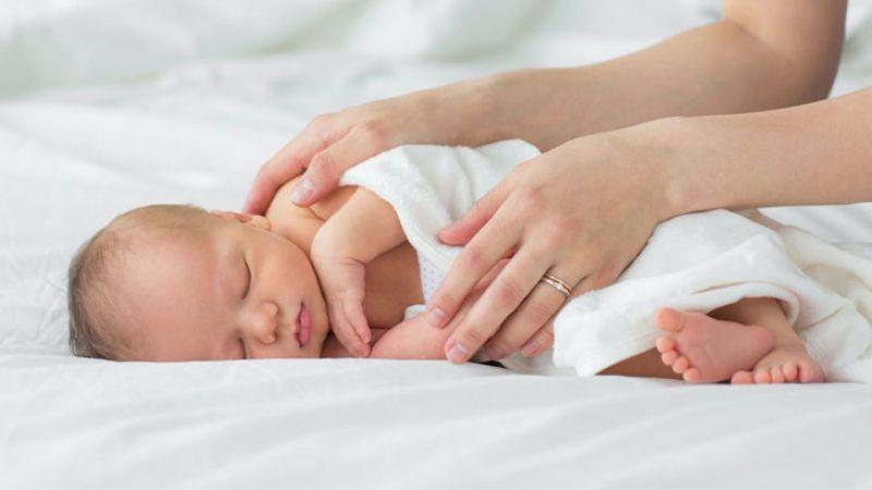 Phương pháp bế lên đặt xuống giúp trẻ có giấc ngủ sâu và ngon, là một giải pháp hiệu quả mà nhiều bậc phụ huynh áp dụng để giúp bé yêu ngủ yên bình.