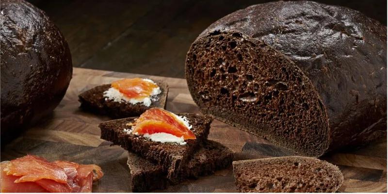 Bánh mì không chỉ là món ăn quen thuộc, mà còn là người bạn đồng hành hiệu quả trong hành trình giảm cân. Những loại bánh mì nguyên cám, lúa mạch đen, hay hạt lanh chứa đầy đủ dưỡng chất cần thiết, hỗ trợ bạn duy trì vóc dáng lý tưởng.