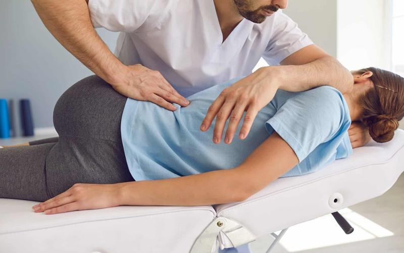 Phương pháp chiropractic là gì và liệu điều trị bằng cách chỉnh sửa xương khớp có hiệu quả không?