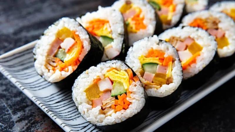 Kimbap là một món ăn nổi tiếng của Hàn Quốc, được biết đến với sự kết hợp giữa cơm, rong biển và các nguyên liệu tươi ngon khác. Vậy đâu là sự khác biệt giữa kimbap và sushi? Làm sao để bảo quản kimbap qua đêm mà không bị thiu? Hãy cùng khám phá!