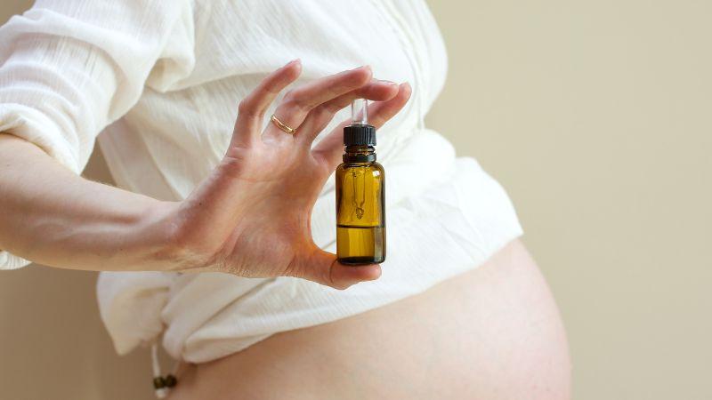 Mẹ bầu có thể sử dụng tinh dầu để thư giãn tinh thần không? Cách thức sử dụng tinh dầu sao cho an toàn khi mang thai?
