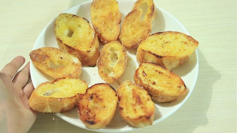 Khám phá hai cách làm bánh mì nướng bơ đường tuyệt vời, dễ làm ngay tại nhà, đảm bảo hương vị hấp dẫn.