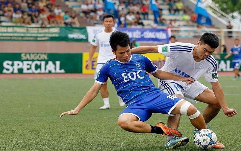 Khám phá tác dụng và cách sử dụng băng keo thể thao trong bóng đá, công cụ hỗ trợ đắc lực cho các cầu thủ trong việc bảo vệ cơ thể và nâng cao hiệu suất thi đấu.