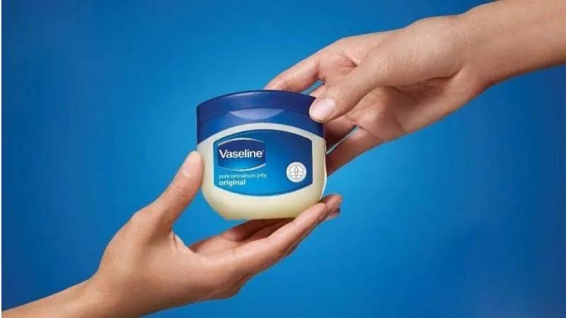 Hũ Vaseline quen thuộc có thể là giải pháp tuyệt vời để tẩy trang nhanh chóng và hiệu quả.