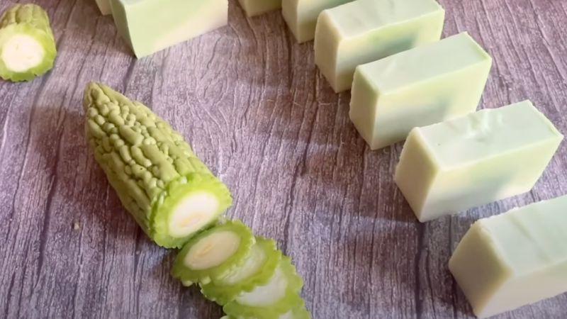 Công thức làm xà phòng từ khổ qua giúp trị mụn lưng hiệu quả ngay tại nhà