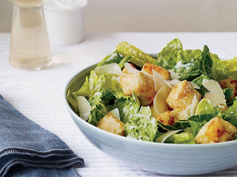 Salad Caesar là món ăn nổi bật với hương vị độc đáo, mang đến sự mới mẻ cho thực khách. Vậy bạn đã hiểu rõ Caesar salad là gì và cách chế biến món ăn này chuẩn vị như thế nào chưa? Cùng tìm hiểu ngay để khám phá công thức tuyệt vời này.