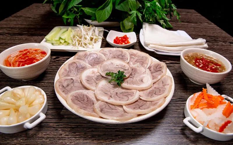 Khám phá tuyệt chiêu làm món chân giò rút xương bó luộc mềm mịn, thơm ngon, không hề bị khô.