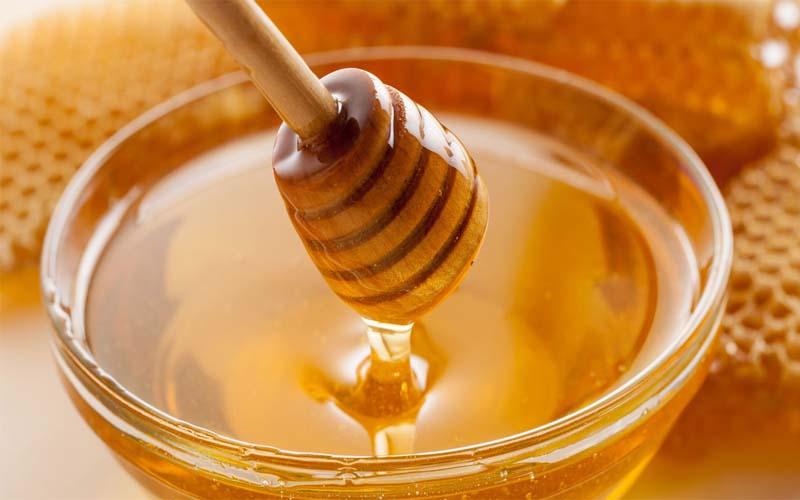 Mật ong không chỉ giúp trị mụn mà còn là giải pháp tuyệt vời cho việc làm mờ tàn nhang.