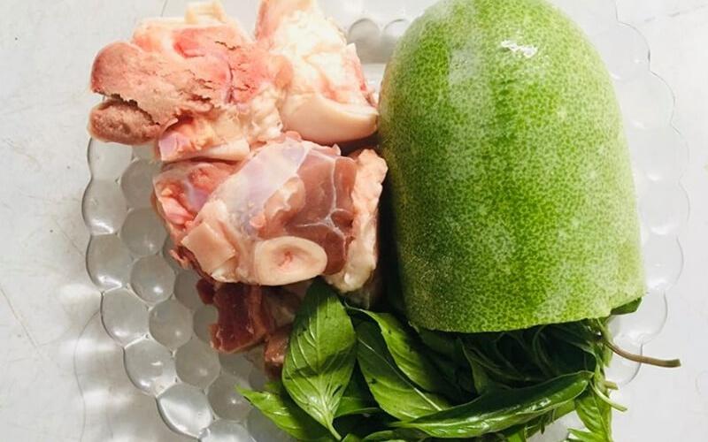 Chân giò hầm bí xanh của chị Trang là một món ăn thơm ngon, đầy hấp dẫn, kết hợp giữa giò heo mềm ngọt và bí đao mát lành, tạo nên một món canh bổ dưỡng tuyệt vời cho gia đình bạn.
