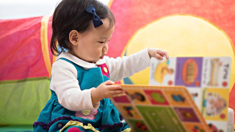 Vai trò của việc đọc sách đối với sự trưởng thành và phát triển toàn diện của trẻ em là không thể phủ nhận. Đọc sách không chỉ cung cấp kiến thức mà còn góp phần hình thành khả năng tư duy và cảm nhận sâu sắc về cuộc sống.